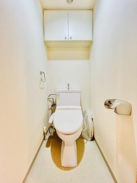 吊戸棚付きのトイレです!