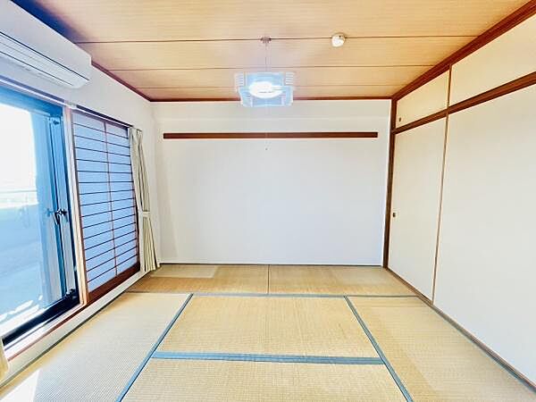 リビングに隣接した約6帖の和室で、客間としても利用可能です！