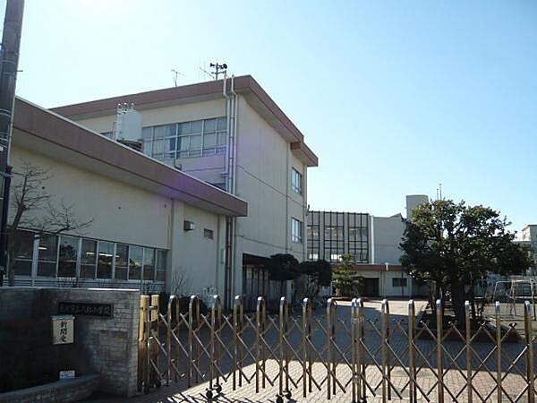 八松小学校まで836m