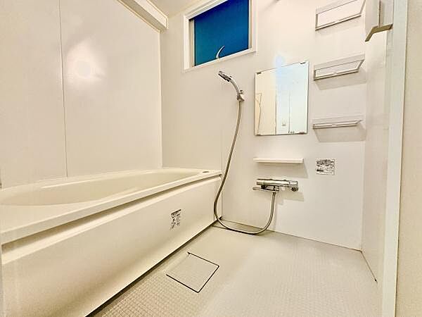 窓がついており、換気がしやすく清潔感のある浴室です！