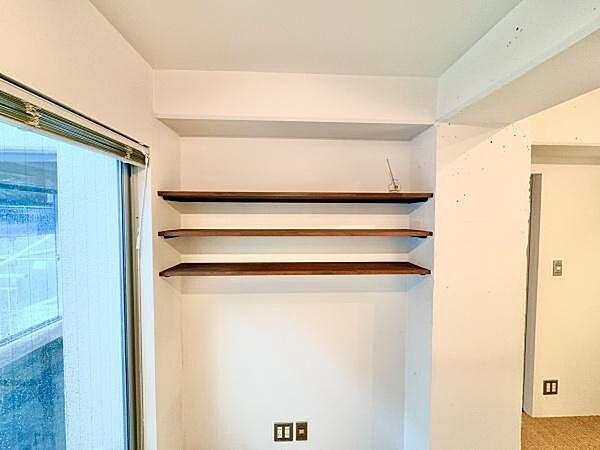 洋室に造作の棚があり、収納力もございます！