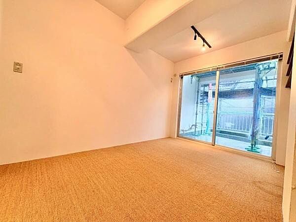 バルコニーから日が入る、明るい洋室です。