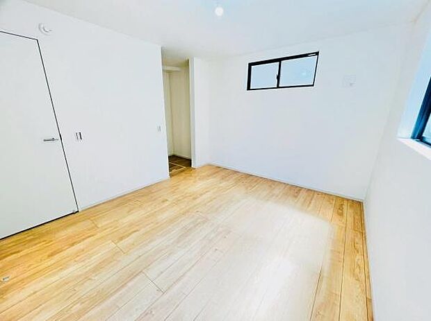 明るく、落ち着きのある色合いのお部屋です!
