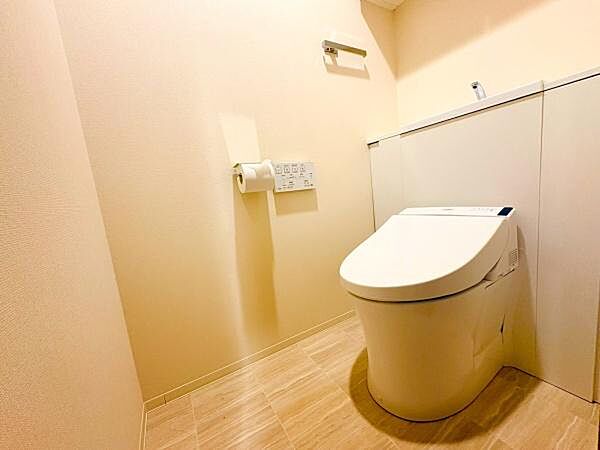 清潔感のあるトイレです！嬉しい収納付き！