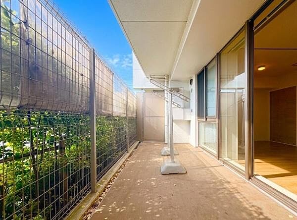 広々としたバルコニー部分で、日当たり・風通しが良好で気持ち良いです！