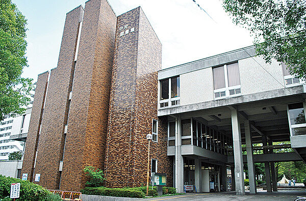 平塚市立中央図書館まで1196m