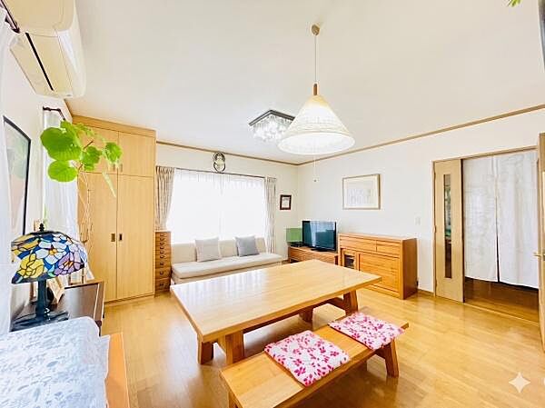 大きな窓で陽が差し込む明るいリビングです！
