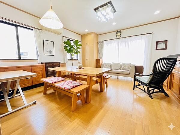 白を基調とした壁と温かみのある木目調フローリングが調和する、清潔感のある空間です。窓から自然光がたっぷりと入り、明るく開放的なお部屋となっています♪