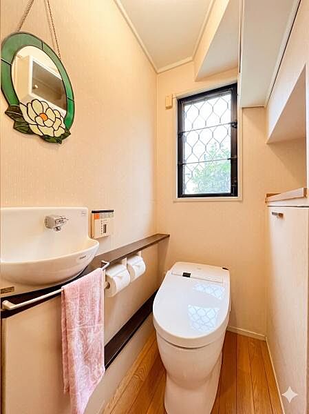 白で統一された清潔感のあるトイレです！