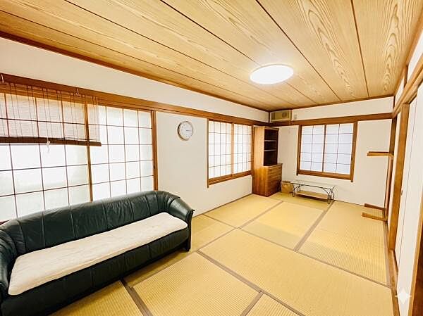 約9.5帖の明るく、落ち着きのある和室です