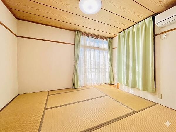 2階の和室も2面採光で、明るく日が差し込むお部屋です！