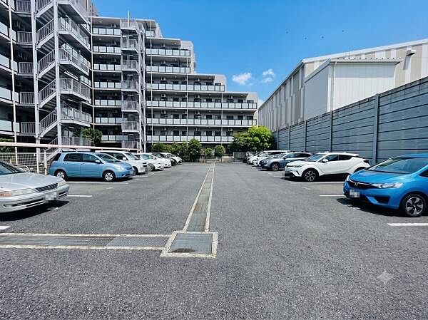 嬉しい平面駐車場です！