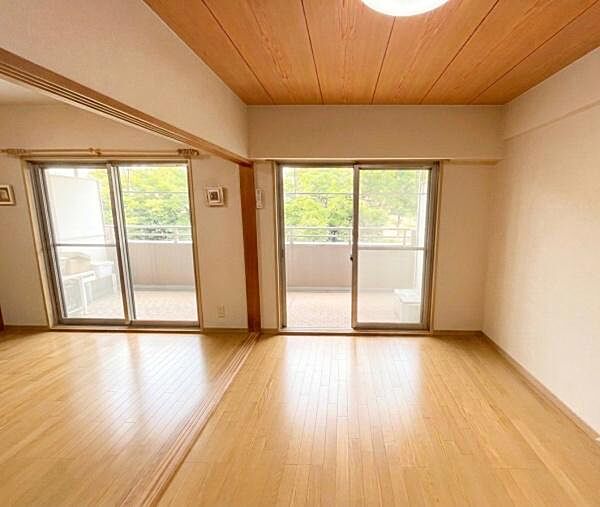 【リビング】※AIによる加工有。オープンでのびやかな空間を生み出す、家族と過ごす時間を大切にしたい方にぴったりの明るくゆとりある住空間です。南側の窓からの日差しがリビングの隅々まで届きます