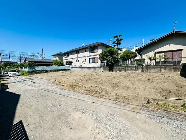 前面道路は交通量が少なく、お子様も安心の立地です♪