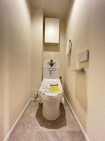 白を基調とした清潔感のあるトイレです！