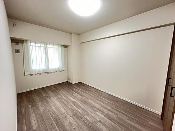窓から光が差し込む明るい洋室です！