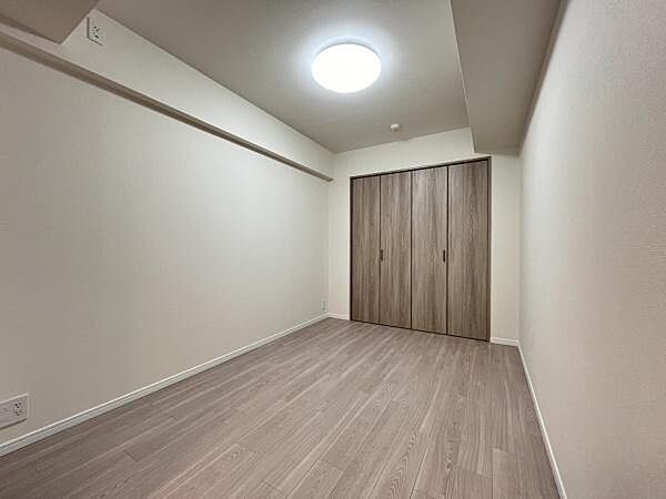 リビングに面したお部屋で、木目のフローリングが暖かみのある空間となっております。