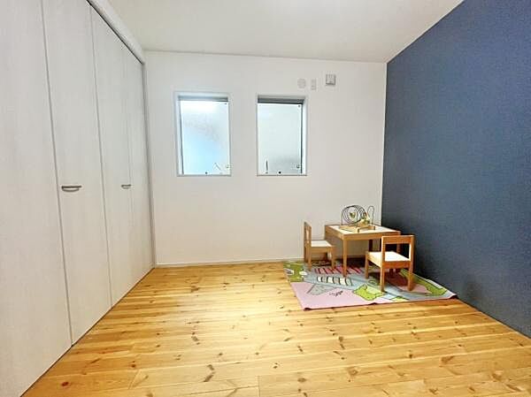 お子様のお部屋としても、仕事部屋としてもお使いいただけるお部屋です。