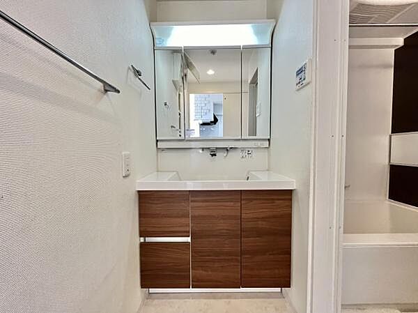 シンプルで使い勝手の良い洗面台です。