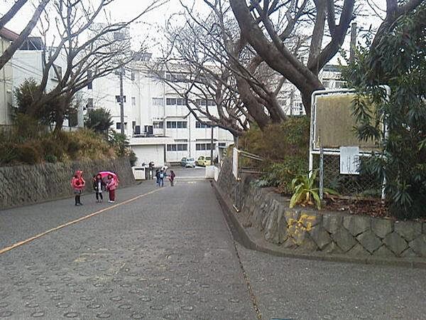 大越小学校まで762m