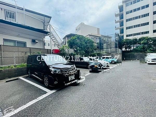 広々した停めやすい駐車場です