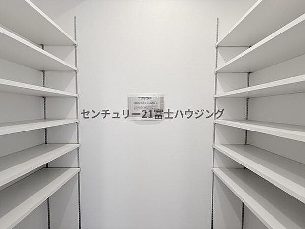 ウォークインクローゼットもあり、各居室収納が充実してます!