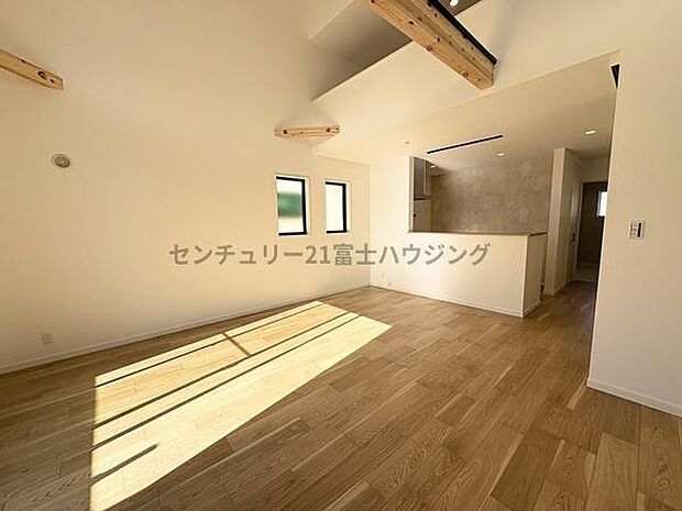 明るく日が差し込むリビングです!