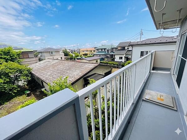 広々とした青空と閑静な住宅街を見渡せる、開放感あふれるバルコニーからの眺望がおすすめの一枚です。視界を遮る高い建物がなく、たっぷりの陽光と爽やかな風を感じながら、ゆったりとした時間を過ごせます。