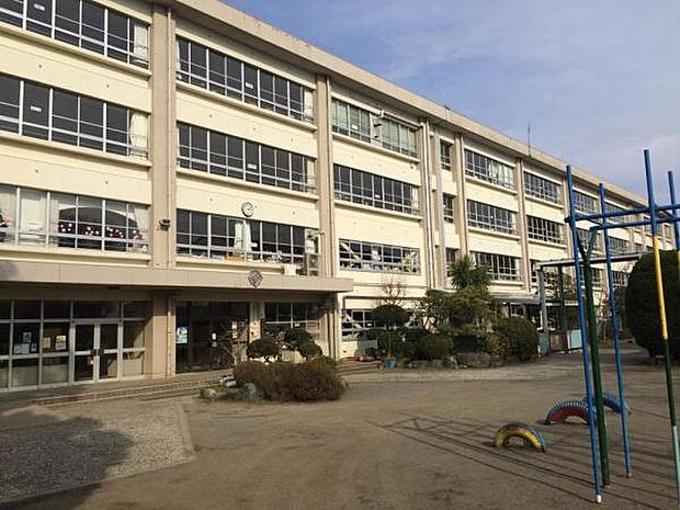 小出小学校まで778m