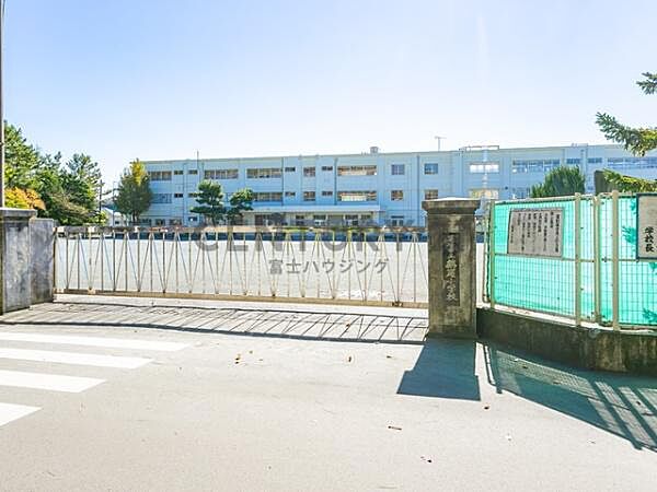 鶴嶺小学校まで785m