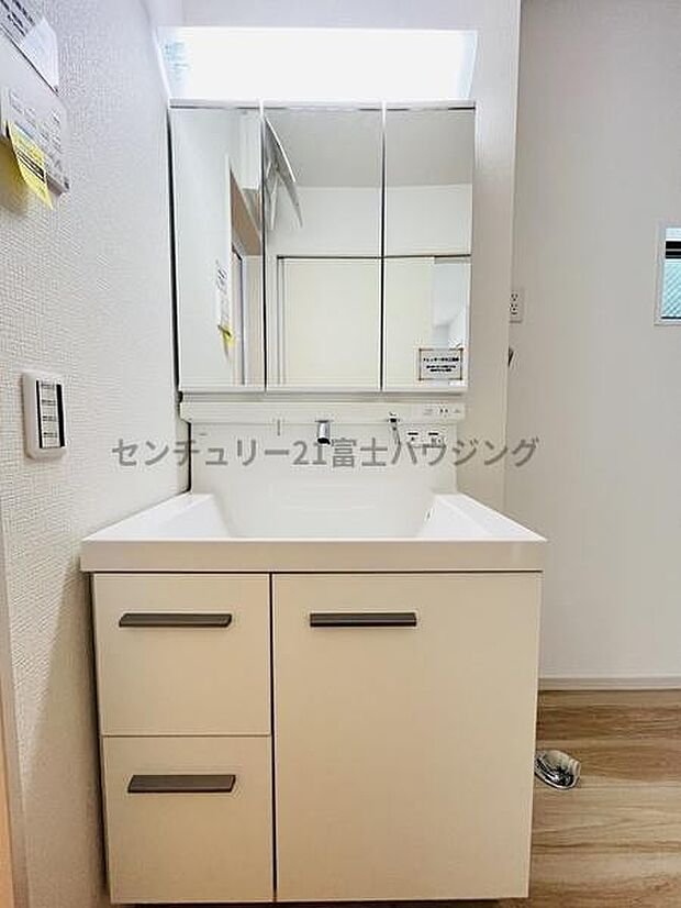 白を基調とした明るい洗面台です。