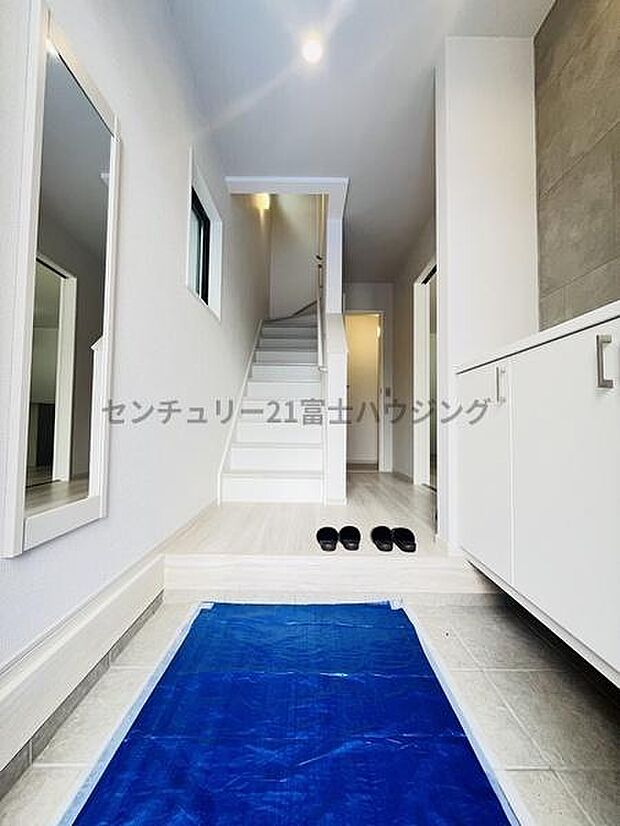 広々と明るい玄関が帰りを迎えてくれます!