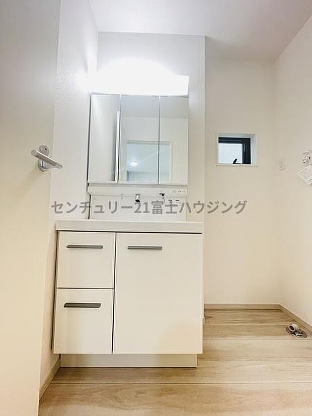 白を基調とした明るい洗面台です。