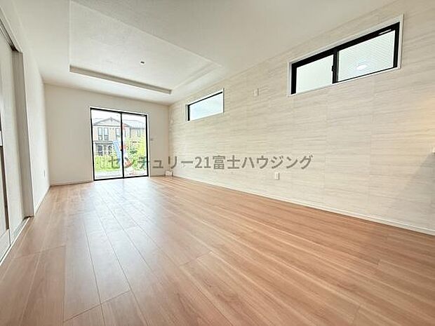 明るく日が差し込むリビングです!