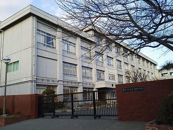 村岡中学校まで775m