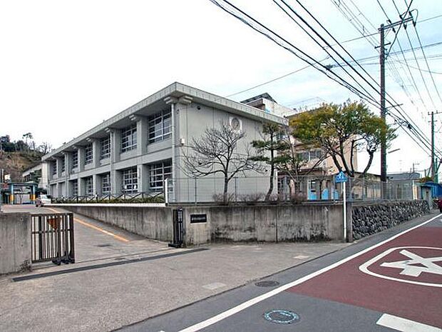片瀬小学校まで737m