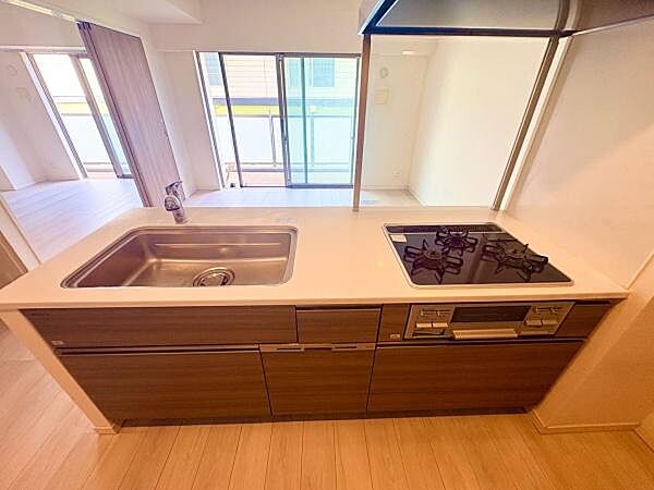 リビングを見渡せるシステムキッチンです！※カスコンロ・水栓はリノベーション予定