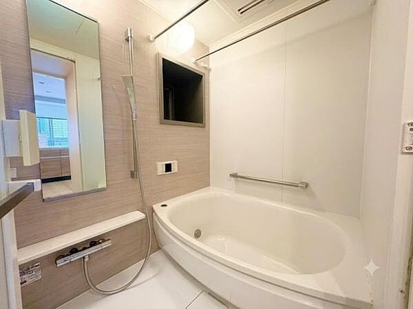 足も伸ばせるバスルームです！換気用の窓もあり湿気が籠りにくい設計です！