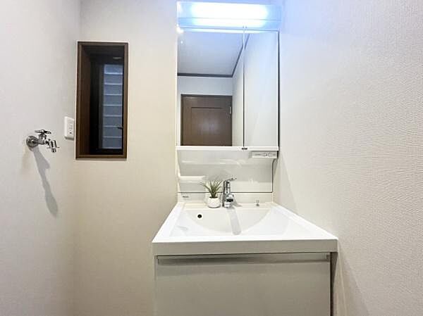 清潔感あふれる明るい洗面所です!