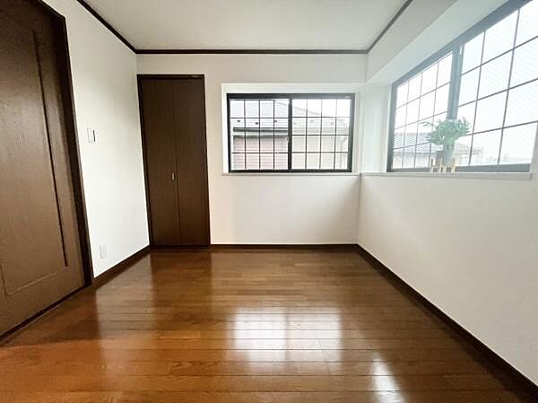 落ち着きのある色合いのお部屋です！