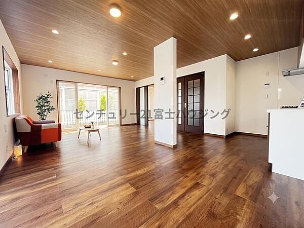 家族団らんを育む心地よいLDK　※AIによる画像加工を行っております。