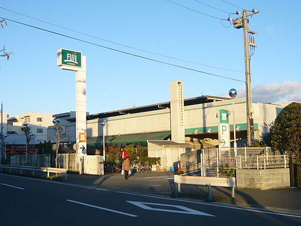 Fuji鵠沼店まで658m