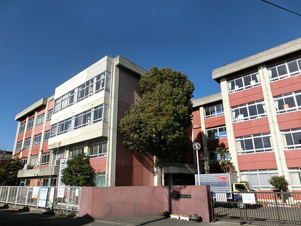 高倉中学校まで2214m