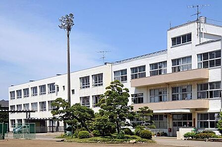 梅田中学校まで1404m