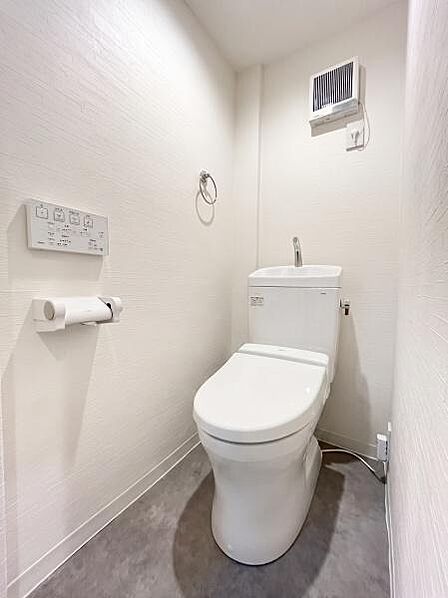 白を基調とした清潔感のあるトイレです!