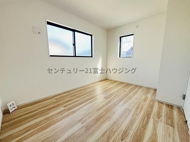 約5.7帖の洋室です