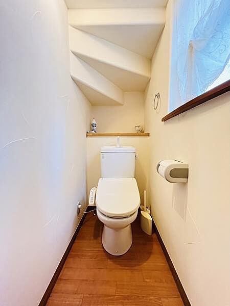 清潔感溢れる窓付きの明るいトイレです！