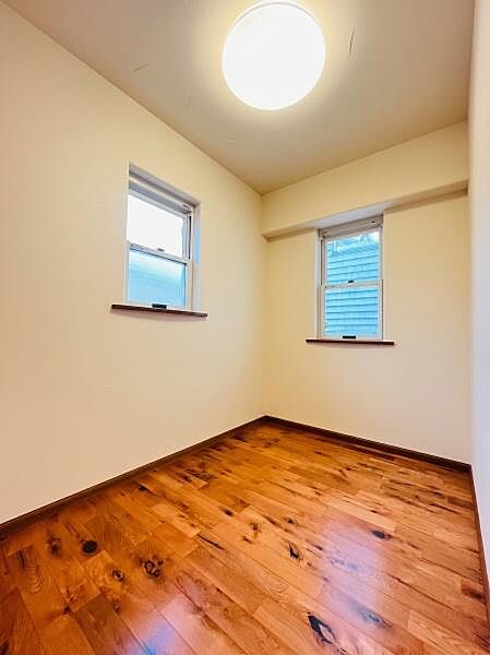 落ち着きのある色合いの明るいお部屋です！