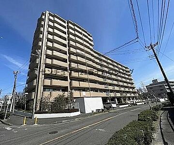 外観:周囲にはショッピング施設が充実しています。 外観:周囲にはショッピング施設が充実しています。