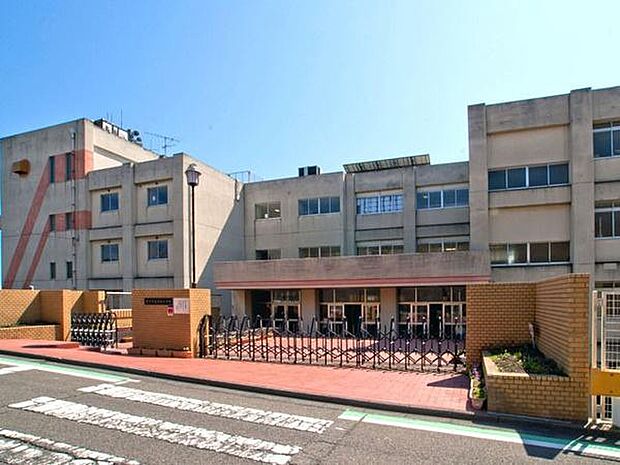高谷小学校まで1101m